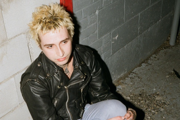 Alix Fernz to release new album, shares video for “Couteau a la gorge”