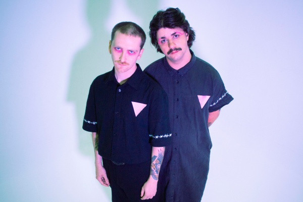 Alex Warren dominira lestvice, Anthony Green pa napoveduje izid knjige