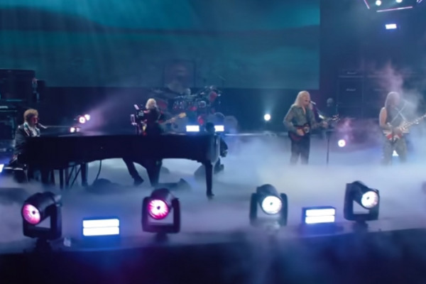 Spinal Tap perform &quot;Stonehenge&quot; with Elton John