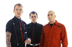 V2 signs Alkaline Trio