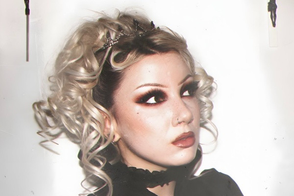 Fire In Her Eyes in Sally Phantom izdajajo debitantske single