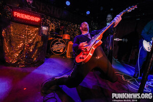 Photos: Sam Coffey &amp; The Iron Lungs / Nyssa at The Horseshoe Tavern, Toronto 06/06