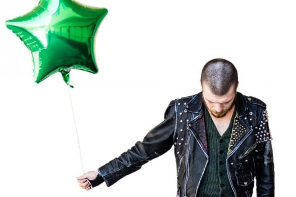 Zach Quinn (PEARS) announces solo acoustic album