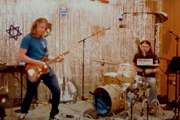 Dave Grohl and Greg Kurstin cover Ramones