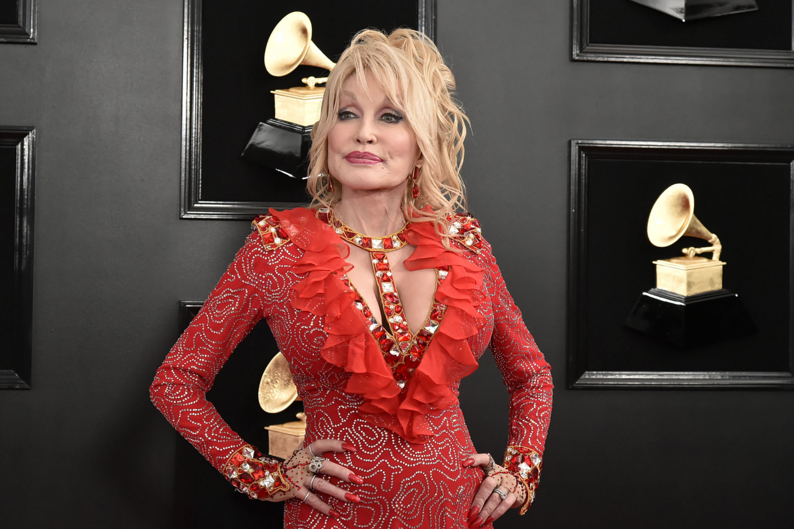Dolly Parton re-accepts Rock Hall nomination